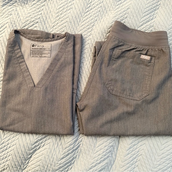 Figs Graphite Scrub Set - Picture 2 of 4